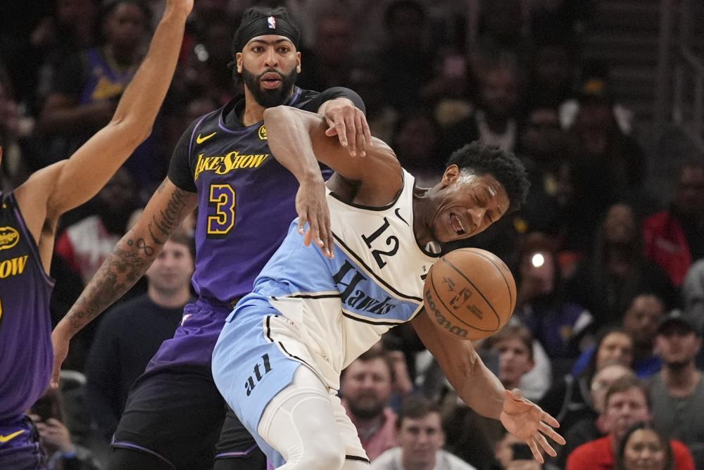 邮报：沃克前情人劳伦准备出书和纪录片，揭露球员不端行为.