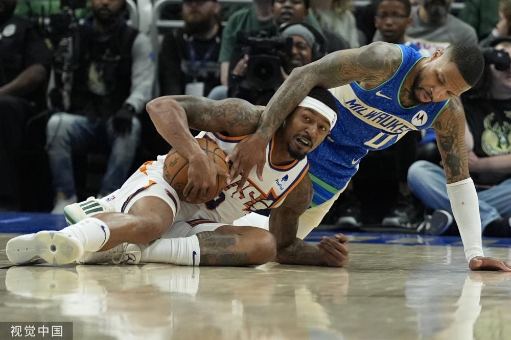 实至名归，5场贡献6球2助攻的B费当选曼联3月最佳球员.